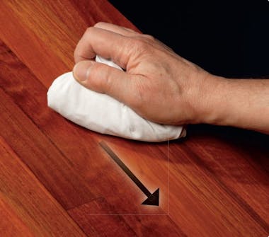 Ylijäämäöljyn poistaminen Ylijäämäöljyn poistaminen pöytälevyltä